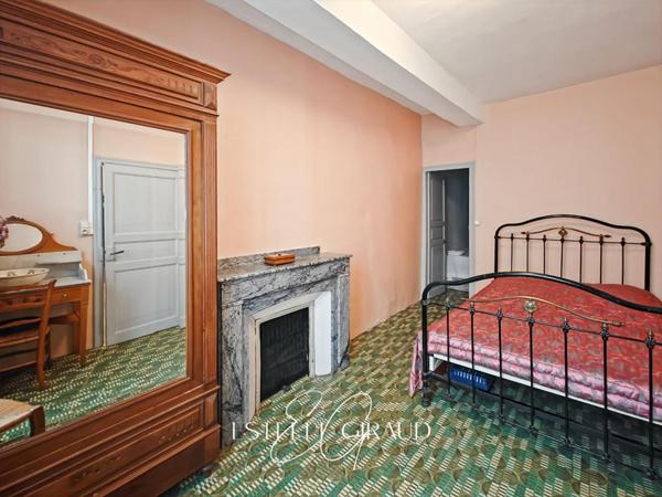 Maison de village avec terrasse et atelier