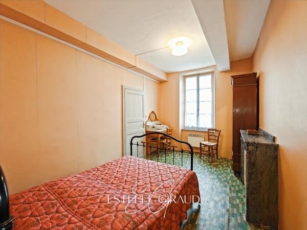 Maison de village avec terrasse et atelier