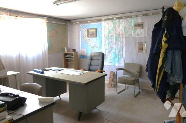 PROXIMITE LAC/FORET - Dans Résidence, PAVILLON construit en 1981, à rafraîchir, comprenant :
....