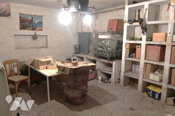 PROXIMITE LAC/FORET - Dans Résidence, PAVILLON construit en 1981, à rafraîchir, comprenant :
....