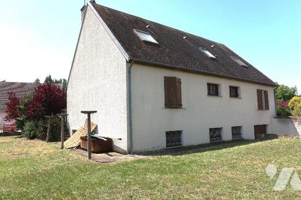 PROXIMITE LAC/FORET - Dans Résidence, PAVILLON construit en 1981, à rafraîchir, comprenant :
....