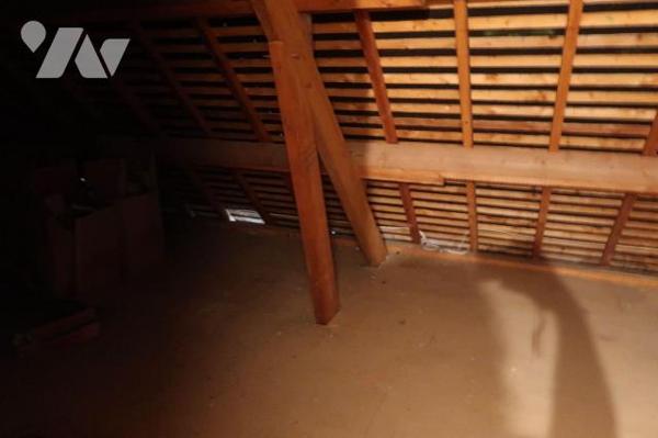 PROXIMITE LAC/FORET - Dans Résidence, PAVILLON construit en 1981, à rafraîchir, comprenant :
....