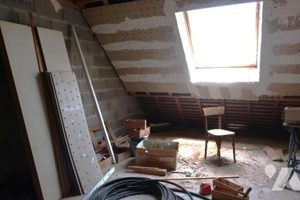 PROXIMITE LAC/FORET - Dans Résidence, PAVILLON construit en 1981, à rafraîchir, comprenant :
....