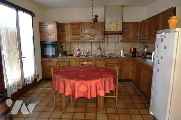 PROXIMITE LAC/FORET - Dans Résidence, PAVILLON construit en 1981, à rafraîchir, comprenant :
....