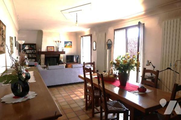 PROXIMITE LAC/FORET - Dans Résidence, PAVILLON construit en 1981, à rafraîchir, comprenant :
....