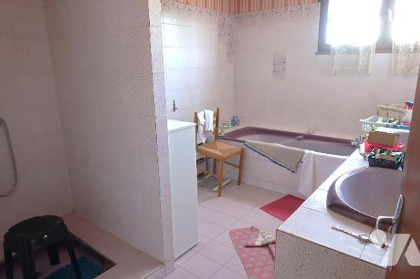 PROXIMITE LAC/FORET - Dans Résidence, PAVILLON construit en 1981, à rafraîchir, comprenant :
....