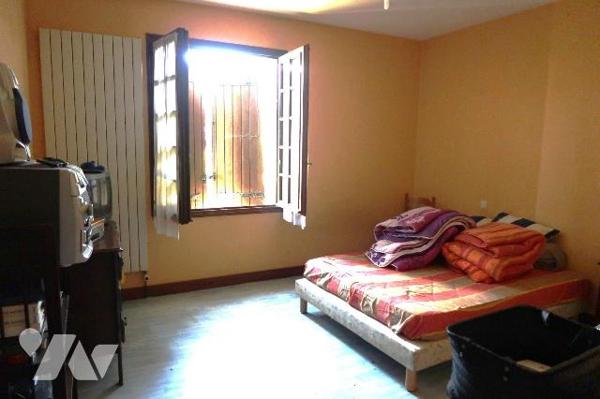 PROXIMITE LAC/FORET - Dans Résidence, PAVILLON construit en 1981, à rafraîchir, comprenant :
....