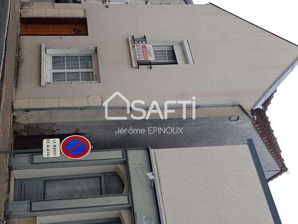 Idéale en 1ère acquisition ou en locatif, Maison en plein cœur de Sainte Maure de Touraine, trois chambres.