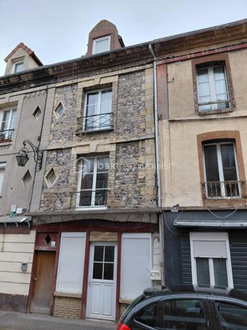 Dans un petit immeuble de charme , à deux pas du port , du pont Colbert  et des commerces.
QUARTIER AUTHENTIQUE
Dans une Petite copropriété de 3 appartements.
STUDIO 1 étage d'une surface de 22,70 m2 comprenant séjour coin cuisine , salle de douche et wc
chauffage individuel électrique.
faible charge.
parking gratuit.

Idéal pied à terre ou première achat.
