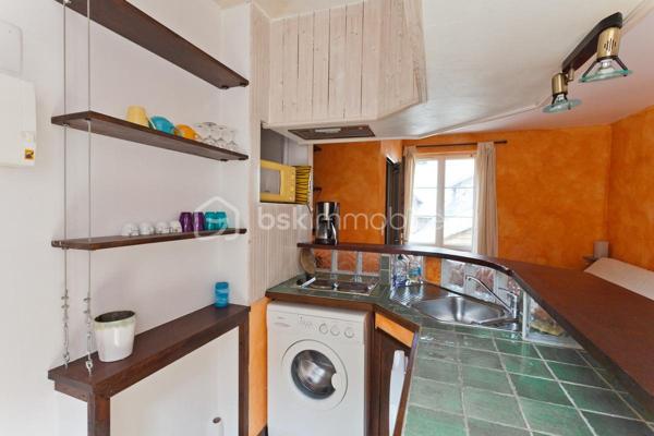 Dans un petit immeuble de charme , à deux pas du port , du pont Colbert  et des commerces.
QUARTIER AUTHENTIQUE
Dans une Petite copropriété de 3 appartements.
STUDIO 1 étage d'une surface de 22,70 m2 comprenant séjour coin cuisine , salle de douche et wc
chauffage individuel électrique.
faible charge.
parking gratuit.

Idéal pied à terre ou première achat.