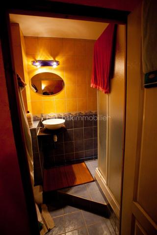 Dans un petit immeuble de charme , à deux pas du port , du pont Colbert  et des commerces.
QUARTIER AUTHENTIQUE
Dans une Petite copropriété de 3 appartements.
STUDIO 1 étage d'une surface de 22,70 m2 comprenant séjour coin cuisine , salle de douche et wc
chauffage individuel électrique.
faible charge.
parking gratuit.

Idéal pied à terre ou première achat.