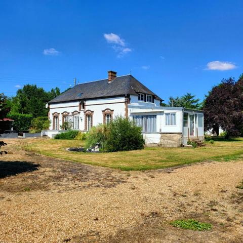 Propriété composée de 3 maisons, Illiers-l'Évêque (27770), maisons d'environ 208 m², 85 m², 66 m², piscine chauffée, dépendances, car port, terrain de 11 100 m². Prix HAI 499 550