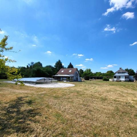 Propriété composée de 3 maisons, Illiers-l'Évêque (27770), maisons d'environ 208 m², 85 m², 66 m², piscine chauffée, dépendances, car port, terrain de 11 100 m². Prix HAI 499 550