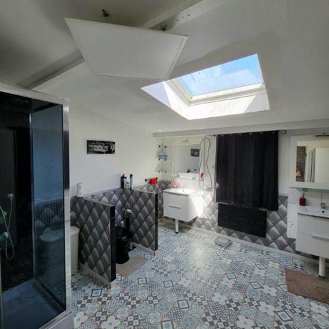 Propriété composée de 3 maisons, Illiers-l'Évêque (27770), maisons d'environ 208 m², 85 m², 66 m², piscine chauffée, dépendances, car port, terrain de 11 100 m². Prix HAI 499 550