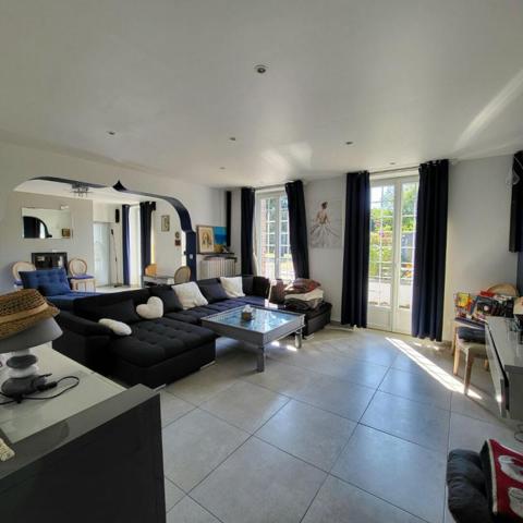 Propriété composée de 3 maisons, Illiers-l'Évêque (27770), maisons d'environ 208 m², 85 m², 66 m², piscine chauffée, dépendances, car port, terrain de 11 100 m². Prix HAI 499 550