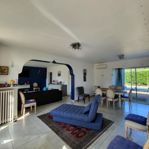 Propriété composée de 3 maisons, Illiers-l'Évêque (27770), maisons d'environ 208 m², 85 m², 66 m², piscine chauffée, dépendances, car port, terrain de 11 100 m². Prix HAI 499 550