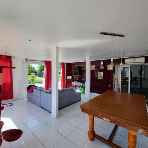 Propriété composée de 3 maisons, Illiers-l'Évêque (27770), maisons d'environ 208 m², 85 m², 66 m², piscine chauffée, dépendances, car port, terrain de 11 100 m². Prix HAI 499 550