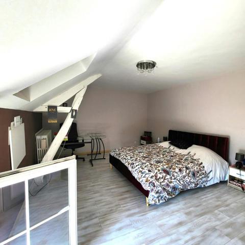 Propriété composée de 3 maisons, Illiers-l'Évêque (27770), maisons d'environ 208 m², 85 m², 66 m², piscine chauffée, dépendances, car port, terrain de 11 100 m². Prix HAI 499 550