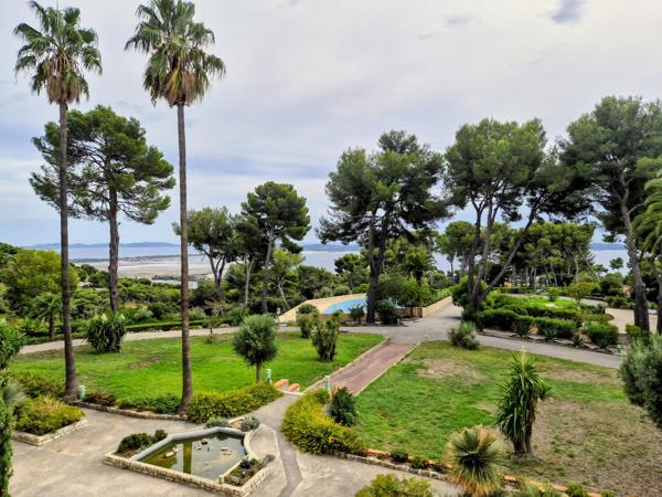 Hyères (83400) Hyères : duplex impeccable de 165m² avec belle terrasse et vue mer et sur les îles..