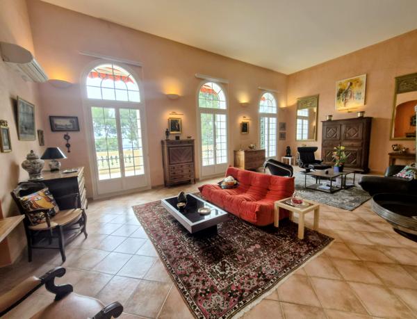 Hyères (83400) Hyères : duplex impeccable de 165m² avec belle terrasse et vue mer et sur les îles..