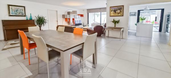 SAINT MEDARD EN JALLES 33160 - GAJAC - Maison récente 205 m²  4 chambres - garage , piscine - cave - 800m² de parcelle - 2e ligne