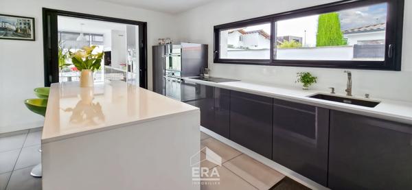 SAINT MEDARD EN JALLES 33160 - GAJAC - Maison récente 205 m²  4 chambres - garage , piscine - cave - 800m² de parcelle - 2e ligne