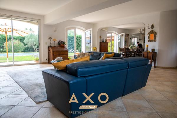 MEYRARGUES  MAISON DEXCEPTION  T7  PISCINE  POOL HOUSE  JARDIN PAYSAGÉ  VUE DÉGAGÉE  3 800 M² DE TERRAIN  1 239 000