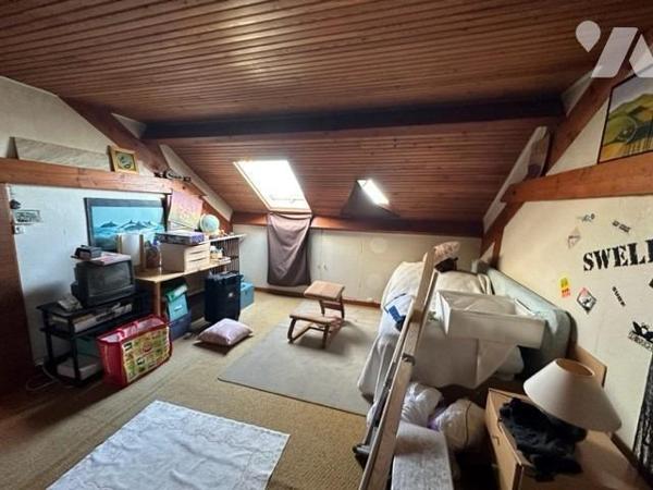 Maison de type 5/6 pièces, d'une superficie d'environ 130 m² , édifiée sur 563 m² de terrain.