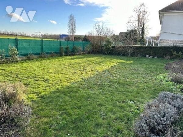 Maison de type 5/6 pièces, d'une superficie d'environ 130 m² , édifiée sur 563 m² de terrain.