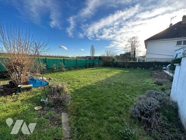 Maison de type 5/6 pièces, d'une superficie d'environ 130 m² , édifiée sur 563 m² de terrain.