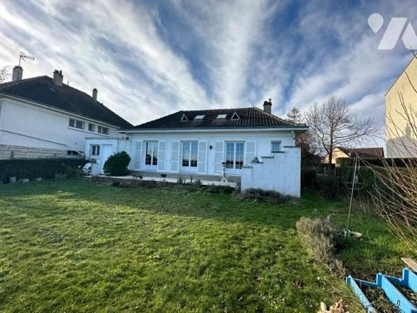 Maison de type 5/6 pièces, d'une superficie d'environ 130 m² , édifiée sur 563 m² de terrain.