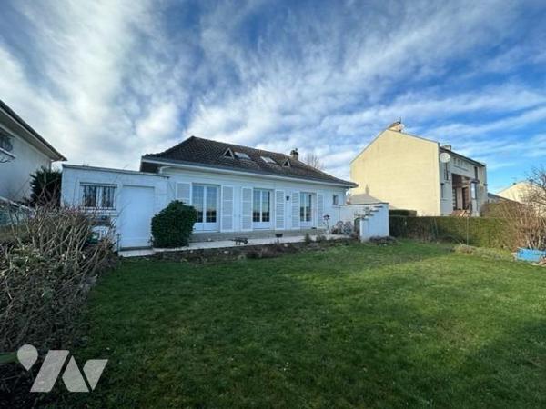 Maison de type 5/6 pièces, d'une superficie d'environ 130 m² , édifiée sur 563 m² de terrain.