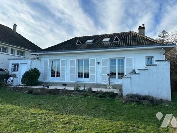 Maison de type 5/6 pièces, d'une superficie d'environ 130 m² , édifiée sur 563 m² de terrain.