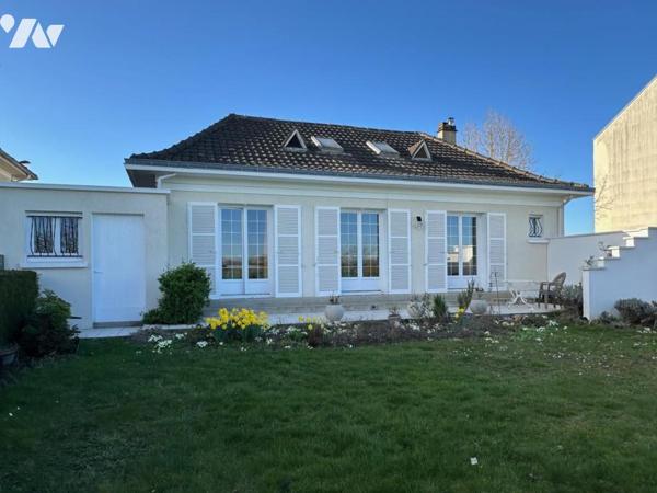 Maison de type 5/6 pièces, d'une superficie d'environ 130 m² , édifiée sur 563 m² de terrain.