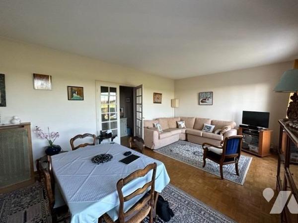 Maison de type 5/6 pièces, d'une superficie d'environ 130 m² , édifiée sur 563 m² de terrain.