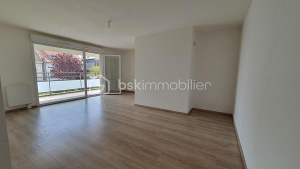 Venez découvrir cet appartement de type F3 de 70m² dans le quartier des gobelins, proche square Saint Roch.
La résidence de 2015 offre calme et sécurisée offre de nombreux avantages ( accès aux personne à mobilité réduite) ; l'appartement se situe au 1er étage avec ascenseur. Sa pièce de vie est exposée SUD avec vue sur le jardin de la copropriété et donne accès à son grand balcon de 12m².
L'espace nuit est composé de deux chambres avec placards dont une donnant accès au balcon, une grande salle de bains et un wc.
Vous disposerez également d'une cave en rez de chaussée ainsi qu'une place de stationnement en sous sol
Pour plus de renseignements, contactez moi