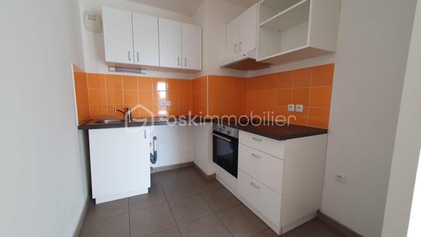 Venez découvrir cet appartement de type F3 de 70m² dans le quartier des gobelins, proche square Saint Roch.
La résidence de 2015 offre calme et sécurisée offre de nombreux avantages ( accès aux personne à mobilité réduite) ; l'appartement se situe au 1er étage avec ascenseur. Sa pièce de vie est exposée SUD avec vue sur le jardin de la copropriété et donne accès à son grand balcon de 12m².
L'espace nuit est composé de deux chambres avec placards dont une donnant accès au balcon, une grande salle de bains et un wc.
Vous disposerez également d'une cave en rez de chaussée ainsi qu'une place de stationnement en sous sol
Pour plus de renseignements, contactez moi