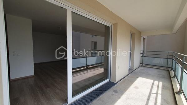 Venez découvrir cet appartement de type F3 de 70m² dans le quartier des gobelins, proche square Saint Roch.
La résidence de 2015 offre calme et sécurisée offre de nombreux avantages ( accès aux personne à mobilité réduite) ; l'appartement se situe au 1er étage avec ascenseur. Sa pièce de vie est exposée SUD avec vue sur le jardin de la copropriété et donne accès à son grand balcon de 12m².
L'espace nuit est composé de deux chambres avec placards dont une donnant accès au balcon, une grande salle de bains et un wc.
Vous disposerez également d'une cave en rez de chaussée ainsi qu'une place de stationnement en sous sol
Pour plus de renseignements, contactez moi