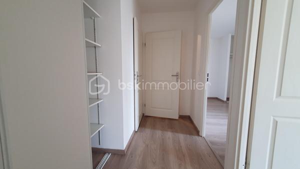 Venez découvrir cet appartement de type F3 de 70m² dans le quartier des gobelins, proche square Saint Roch.
La résidence de 2015 offre calme et sécurisée offre de nombreux avantages ( accès aux personne à mobilité réduite) ; l'appartement se situe au 1er étage avec ascenseur. Sa pièce de vie est exposée SUD avec vue sur le jardin de la copropriété et donne accès à son grand balcon de 12m².
L'espace nuit est composé de deux chambres avec placards dont une donnant accès au balcon, une grande salle de bains et un wc.
Vous disposerez également d'une cave en rez de chaussée ainsi qu'une place de stationnement en sous sol
Pour plus de renseignements, contactez moi
