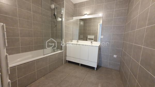 Venez découvrir cet appartement de type F3 de 70m² dans le quartier des gobelins, proche square Saint Roch.
La résidence de 2015 offre calme et sécurisée offre de nombreux avantages ( accès aux personne à mobilité réduite) ; l'appartement se situe au 1er étage avec ascenseur. Sa pièce de vie est exposée SUD avec vue sur le jardin de la copropriété et donne accès à son grand balcon de 12m².
L'espace nuit est composé de deux chambres avec placards dont une donnant accès au balcon, une grande salle de bains et un wc.
Vous disposerez également d'une cave en rez de chaussée ainsi qu'une place de stationnement en sous sol
Pour plus de renseignements, contactez moi