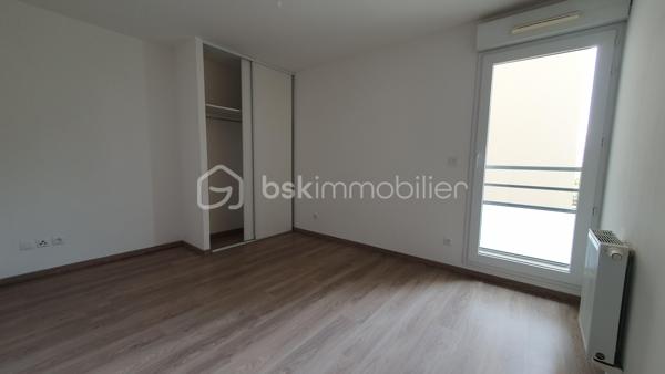 Venez découvrir cet appartement de type F3 de 70m² dans le quartier des gobelins, proche square Saint Roch.
La résidence de 2015 offre calme et sécurisée offre de nombreux avantages ( accès aux personne à mobilité réduite) ; l'appartement se situe au 1er étage avec ascenseur. Sa pièce de vie est exposée SUD avec vue sur le jardin de la copropriété et donne accès à son grand balcon de 12m².
L'espace nuit est composé de deux chambres avec placards dont une donnant accès au balcon, une grande salle de bains et un wc.
Vous disposerez également d'une cave en rez de chaussée ainsi qu'une place de stationnement en sous sol
Pour plus de renseignements, contactez moi