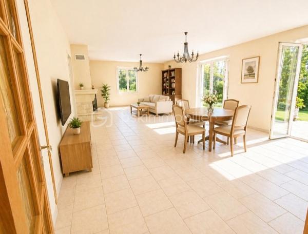❤️RARE SUR LE SECTEUR ! 

🌳 VÉRITABLE MAISON DE PLAIN-PIED – 162 m² – 3 chambres avec possibilité d'une 4ᵉ – Terrain paysagé de 2 180 m² 🌳

Vous recherchez une maison où tout est accessible de plain-pied, dans un environnement calme et verdoyant, à seulement quelques minutes de Maintenon et de sa gare pour Paris ?

Je vous invite à découvrir cette belle maison de 162 m² habitables, implantée sur un magnifique terrain arboré de 2 180 m², offrant confort, luminosité et qualité de vie.

✨ Ses principaux atouts :
✔️ Véritable maison de plain-pied
✔️ Construction sur vide sanitaire accessible, pratique pour l'entretien et les interventions techniques
✔️ Grande pièce de vie lumineuse avec insert
✔️ Chauffage au sol électrique
✔️ Cuisine indépendante avec accès direct à la terrasse et au jardin
✔️ 3 chambres avec possibilité d'aménager une 4ᵉ chambre, idéale pour une famille, un bureau ou une activité à domicile
✔️ Suite parentale avec dressing et salle d'eau privative
✔️ Salle de bains supplémentaire
✔️ 2 WC indépendants
✔️ Grand garage de 46 m²
✔️ DPE C
✔️ Assainissement autonome
✔️ Taxe foncière : 1 600 €
✔️ Terrain paysagé de 2 180 m²
✔️ Environnement calme, verdoyant et sans vis-à-vis

📍 À seulement quelques minutes de Maintenon :
🚉 Gare avec accès direct à Paris-Montparnasse
🏫 Écoles, collège et lycée à proximité
🛍️ Commerces et services rapidement accessibles

💰 Prix : 349 900 €

Cette propriété séduira les familles en quête d'espace, de confort et de sérénité. Son véritable plain-pied, ses beaux volumes, son grand terrain arboré et la possibilité de créer une 4ᵉ chambre en font un bien rare sur le secteur.

📩 Pour plus d'informations ou organiser une visite, contactez-moi en message privé.

🙏 Merci à toutes celles et ceux qui partageront cette annonce. Un simple partage peut permettre une belle rencontre entre une maison et ses futurs propriétaires.

Angélique Le Men
Conseillère Immobilier BSK