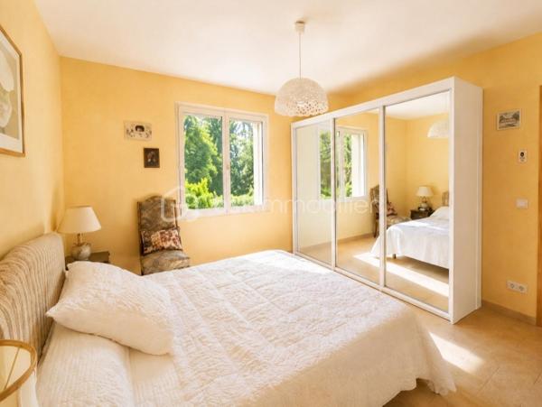 ❤️RARE SUR LE SECTEUR ! 

🌳 VÉRITABLE MAISON DE PLAIN-PIED – 162 m² – 3 chambres avec possibilité d'une 4ᵉ – Terrain paysagé de 2 180 m² 🌳

Vous recherchez une maison où tout est accessible de plain-pied, dans un environnement calme et verdoyant, à seulement quelques minutes de Maintenon et de sa gare pour Paris ?

Je vous invite à découvrir cette belle maison de 162 m² habitables, implantée sur un magnifique terrain arboré de 2 180 m², offrant confort, luminosité et qualité de vie.

✨ Ses principaux atouts :
✔️ Véritable maison de plain-pied
✔️ Construction sur vide sanitaire accessible, pratique pour l'entretien et les interventions techniques
✔️ Grande pièce de vie lumineuse avec insert
✔️ Chauffage au sol électrique
✔️ Cuisine indépendante avec accès direct à la terrasse et au jardin
✔️ 3 chambres avec possibilité d'aménager une 4ᵉ chambre, idéale pour une famille, un bureau ou une activité à domicile
✔️ Suite parentale avec dressing et salle d'eau privative
✔️ Salle de bains supplémentaire
✔️ 2 WC indépendants
✔️ Grand garage de 46 m²
✔️ DPE C
✔️ Assainissement autonome
✔️ Taxe foncière : 1 600 €
✔️ Terrain paysagé de 2 180 m²
✔️ Environnement calme, verdoyant et sans vis-à-vis

📍 À seulement quelques minutes de Maintenon :
🚉 Gare avec accès direct à Paris-Montparnasse
🏫 Écoles, collège et lycée à proximité
🛍️ Commerces et services rapidement accessibles

💰 Prix : 349 900 €

Cette propriété séduira les familles en quête d'espace, de confort et de sérénité. Son véritable plain-pied, ses beaux volumes, son grand terrain arboré et la possibilité de créer une 4ᵉ chambre en font un bien rare sur le secteur.

📩 Pour plus d'informations ou organiser une visite, contactez-moi en message privé.

🙏 Merci à toutes celles et ceux qui partageront cette annonce. Un simple partage peut permettre une belle rencontre entre une maison et ses futurs propriétaires.

Angélique Le Men
Conseillère Immobilier BSK