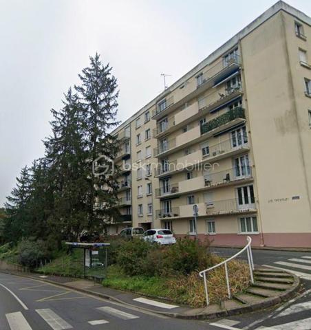 Belle rentabilité pour ce T5 situé au 1er étage d'une résidence avec ascenseur du quartier de la Bergeonnerie à Tours Sud. A deux pas de la future ligne de tramway, au pied d'un arrêt de bus, et centralisé entre les Facs de droits/ Polytech / Médecine / Brassard d'un côté, et Fac de Sciences et école d'infirmière de l'autre, il est idéalement situé pour accueillir des étudiants. Colocation de 4 personnes, avec un loyer actuel de 400€ X 4. ( 2 locataires en place à ce jour ), cuisine équipée, 2 salles d'eau, une buanderie ainsi qu'une belle pièce de vie avec balcon. Chauffage individuel gaz, cave, local vélos, fibre. Stationnement facile. 

N'hésitez plus, contactez moi pour une visite !