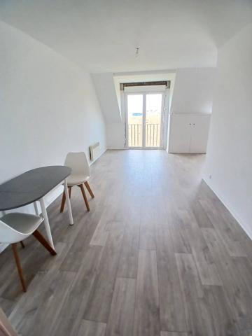 Appartement 2 chambres, stationnement et cave