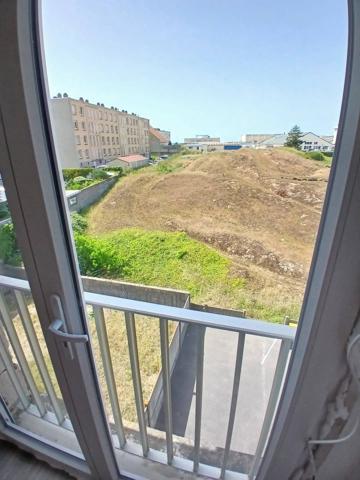 Appartement 2 chambres, stationnement et cave