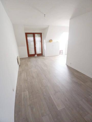 Appartement 2 chambres, stationnement et cave
