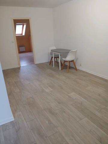Appartement 2 chambres, stationnement et cave