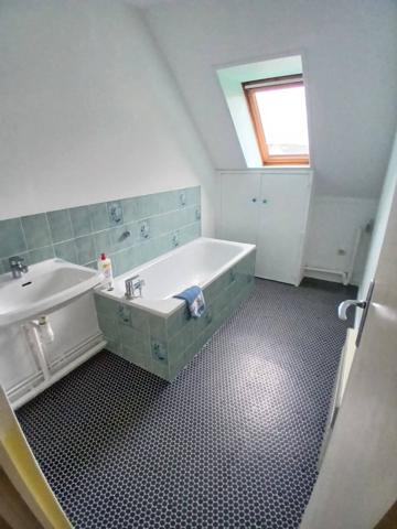 Appartement 2 chambres, stationnement et cave