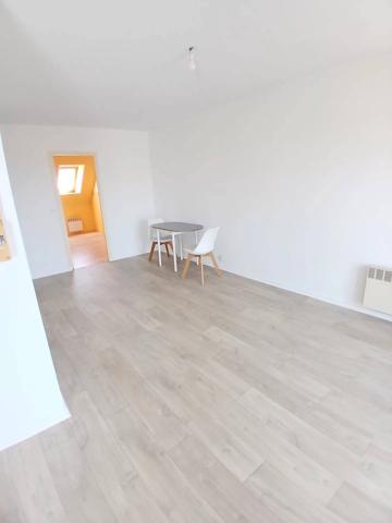 Appartement 2 chambres, stationnement et cave